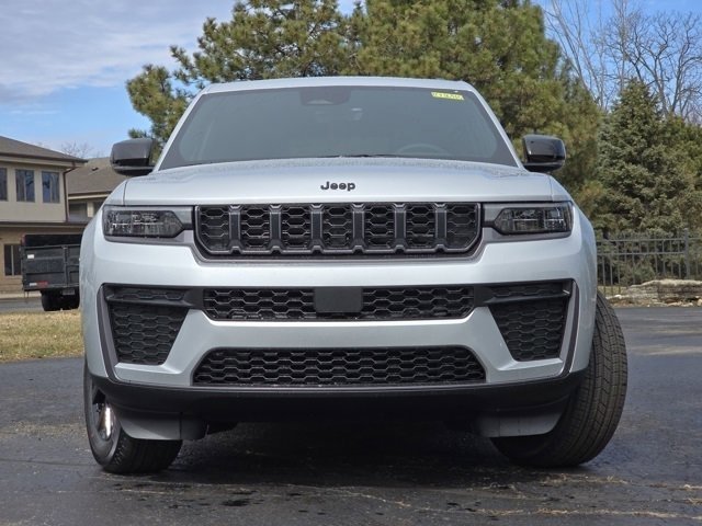 New 2026 Silver Zynith Exterior Paint Jeep Altitude image 3
