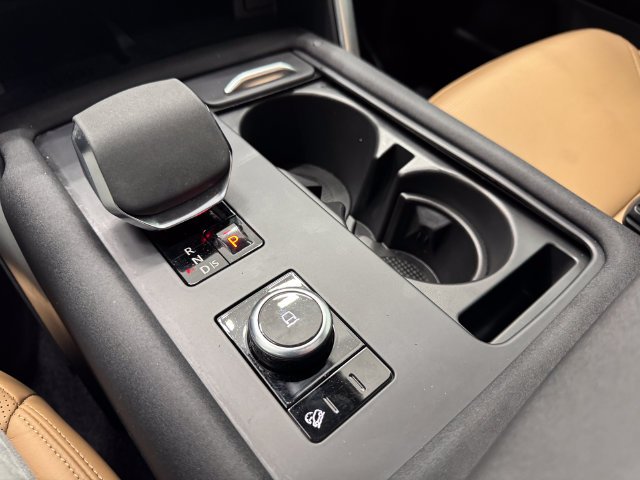 Used 2024 Fuji White Land Rover Dynamic SE image 39