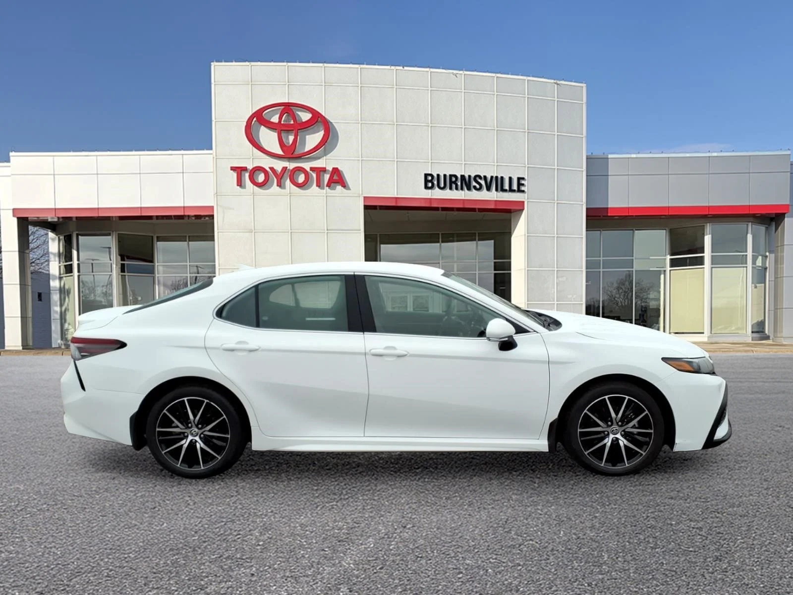 Used 2024 Toyota Camry SE with VIN 4T1G11AKXRU851595 for sale in Burnsville, Minnesota