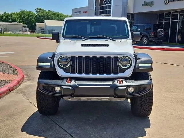 Used 2024  Jeep Mojave image 2