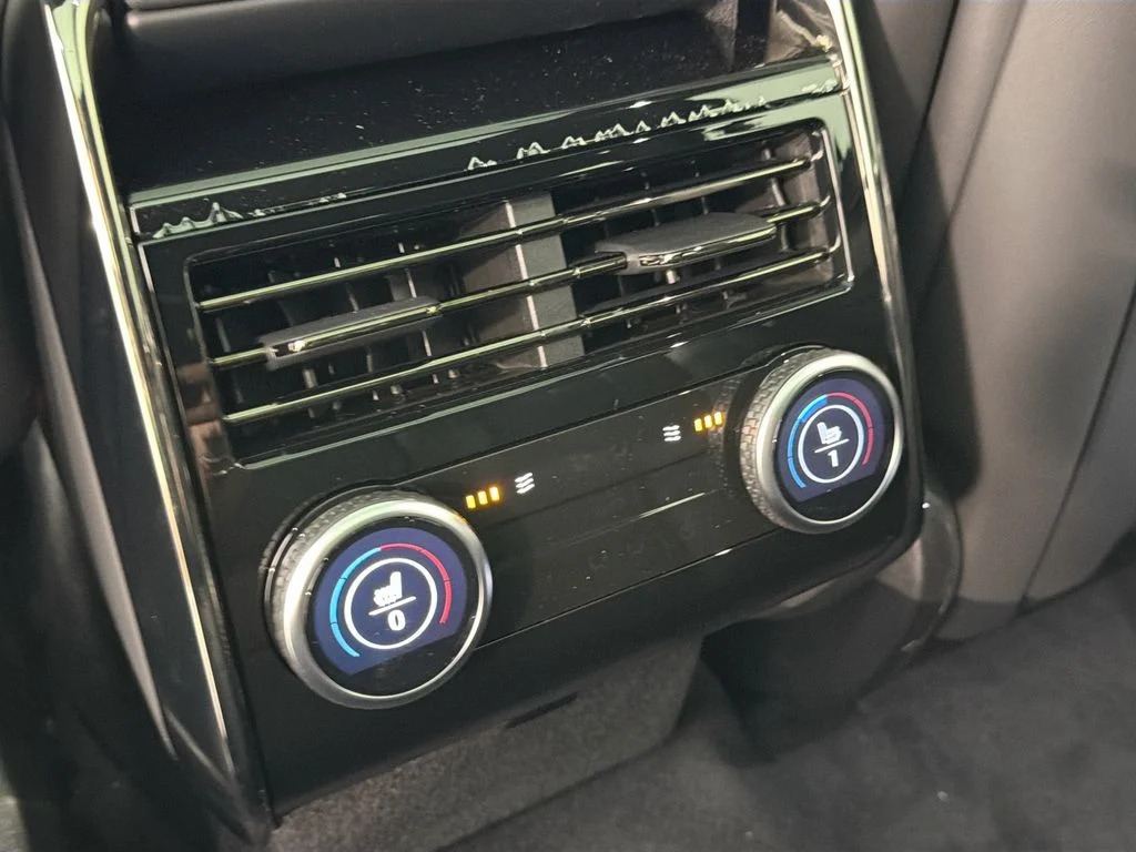 New 2026 Carpathian Grey Land Rover SE image 27