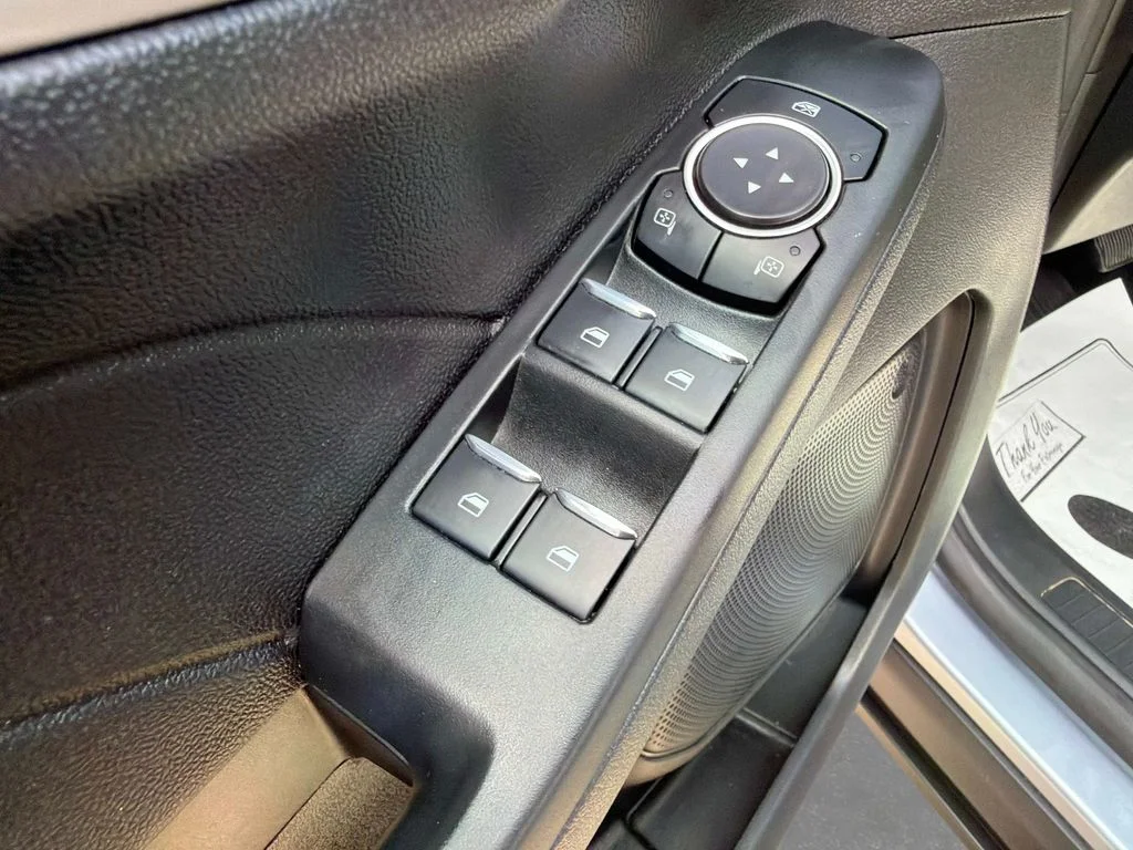 Used 2022 Blue Ford SE image 19