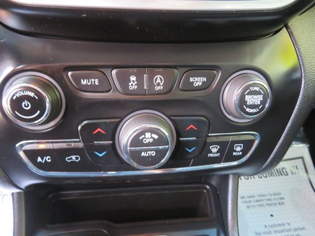 Used 2019 Diamond Black Crystal Pearlcoat Jeep Altitude image 25