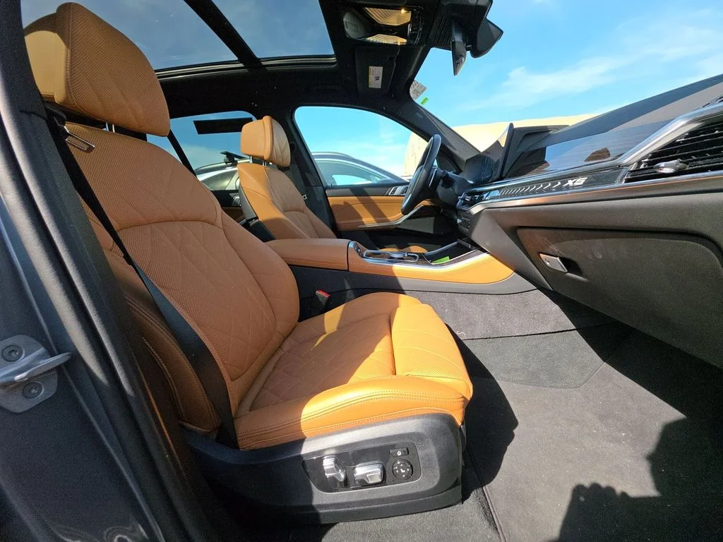 Used 2025 Gray BMW xDrive40i image 4