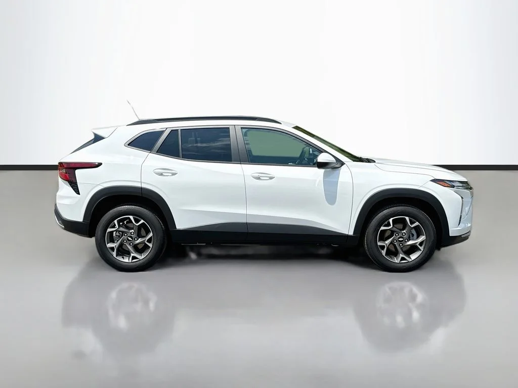 2025 Chevrolet Trax LT - Photo 9