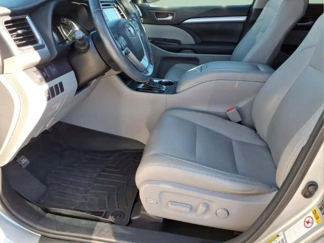 Used 2017 Silver Toyota XLE image 15