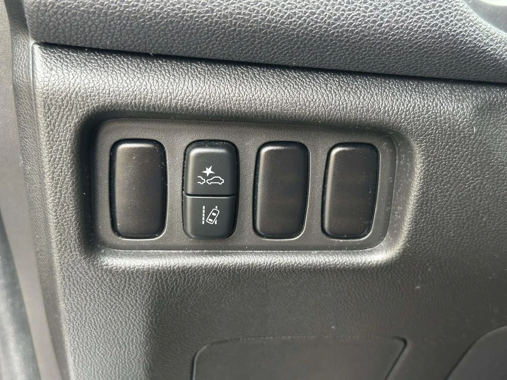 Used 2024 Gray Mitsubishi 2.0 SE image 28