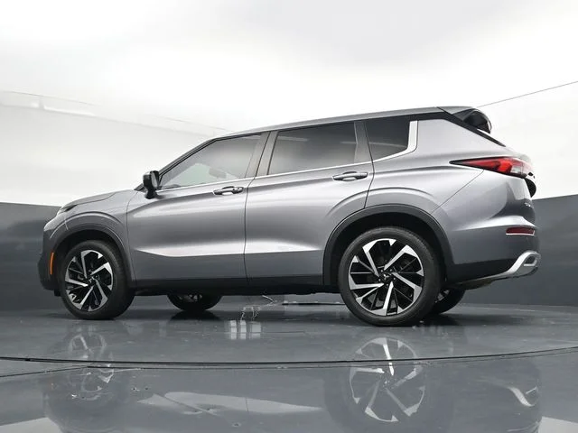 Used 2022  Mitsubishi SE image 35