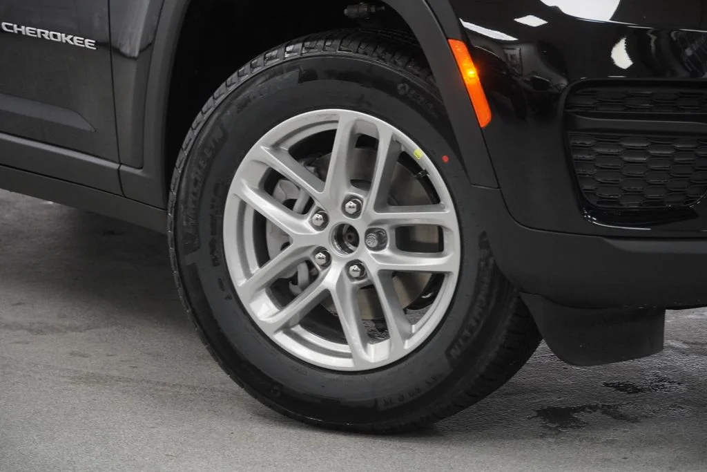 New 2026 Diamond Black Crystal Pearl-Coat Exterior Paint Jeep Laredo X image 4