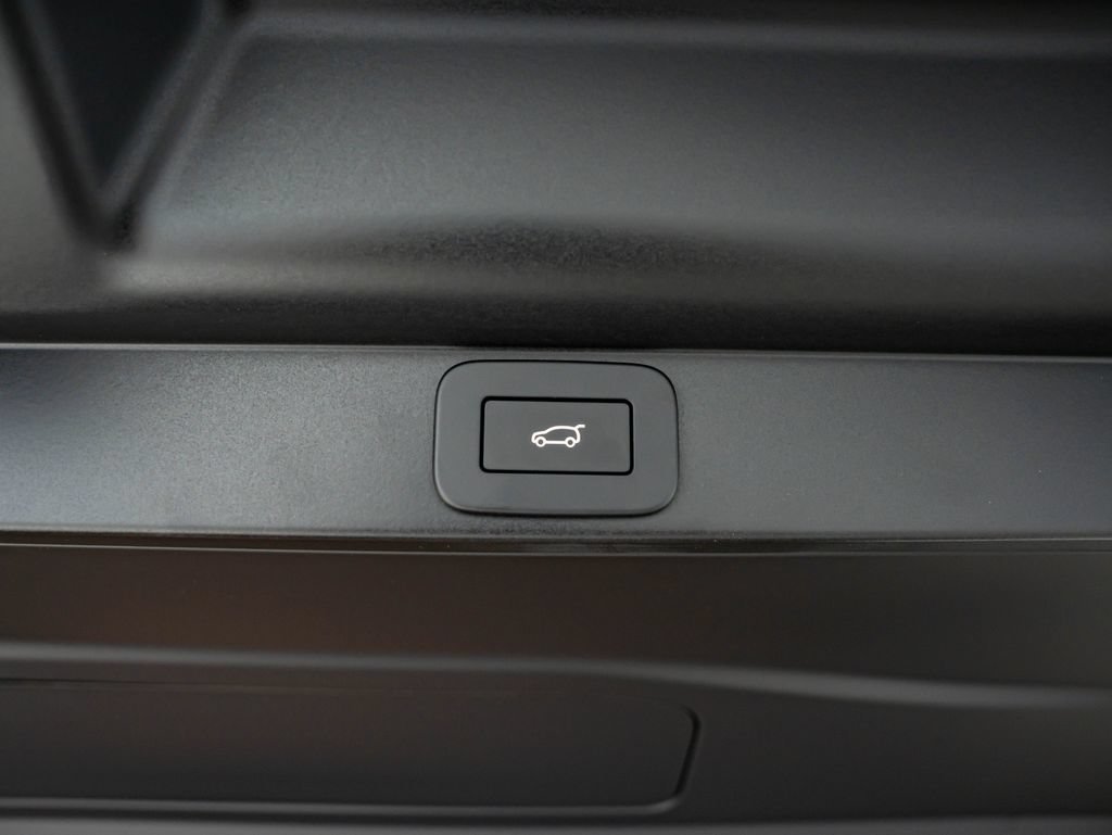 New 2026 Santorini Black Land Rover SE image 44