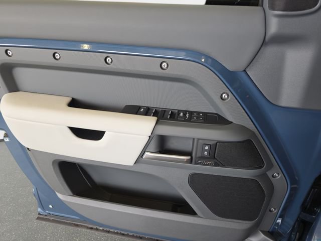 New 2026 Tasman Blue Land Rover X-Dynamic SE image 19