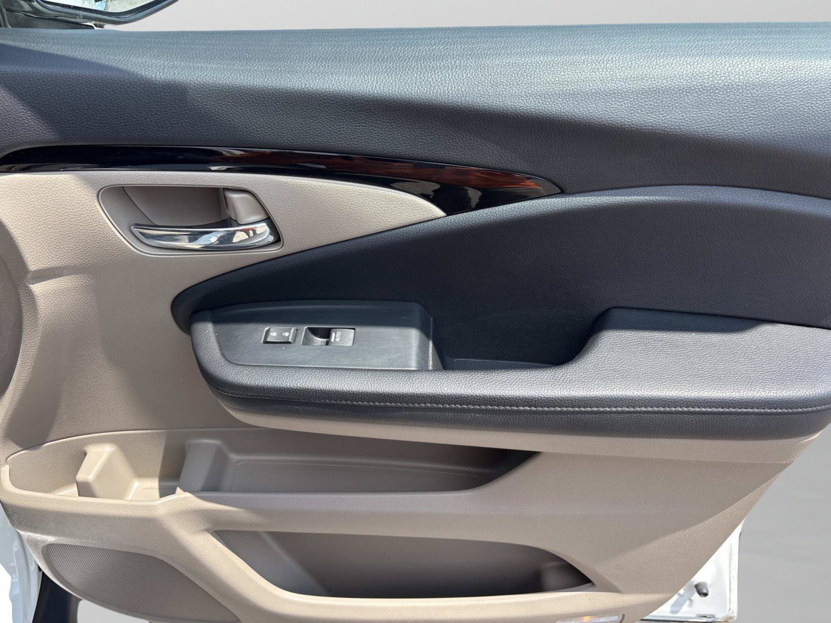 Used 2020 Platinum White Honda Touring image 19