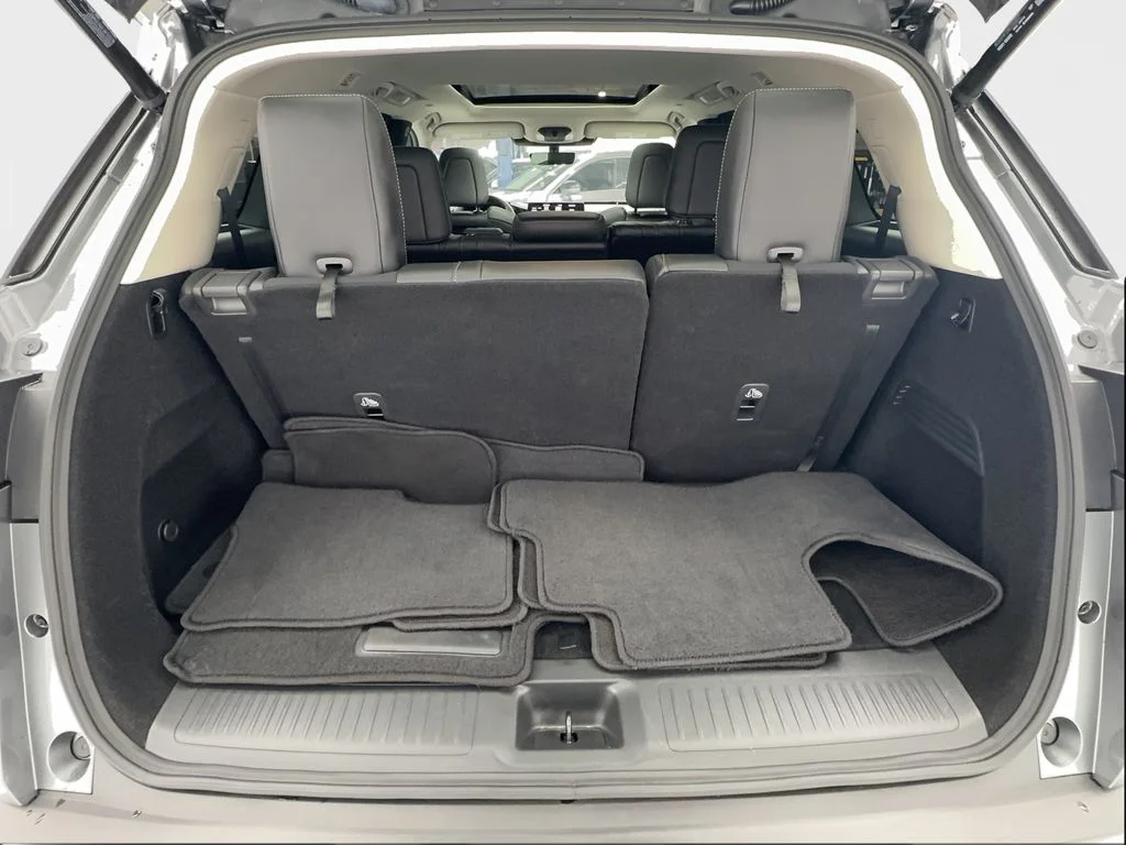 Used 2025 Gray INFINITI LUXE image 17