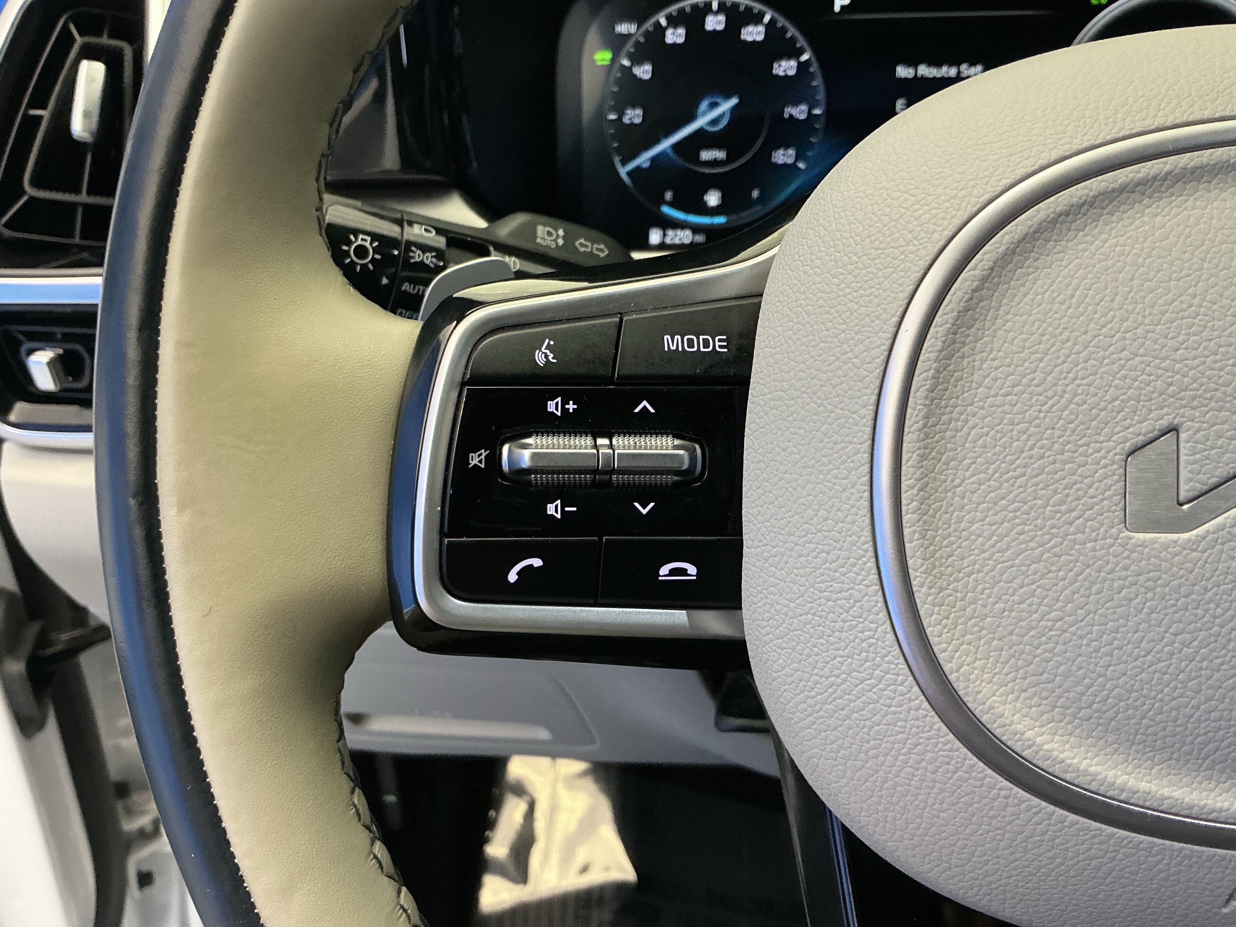 Used 2022 Snow White Pearl Kia SX Prestige image 15