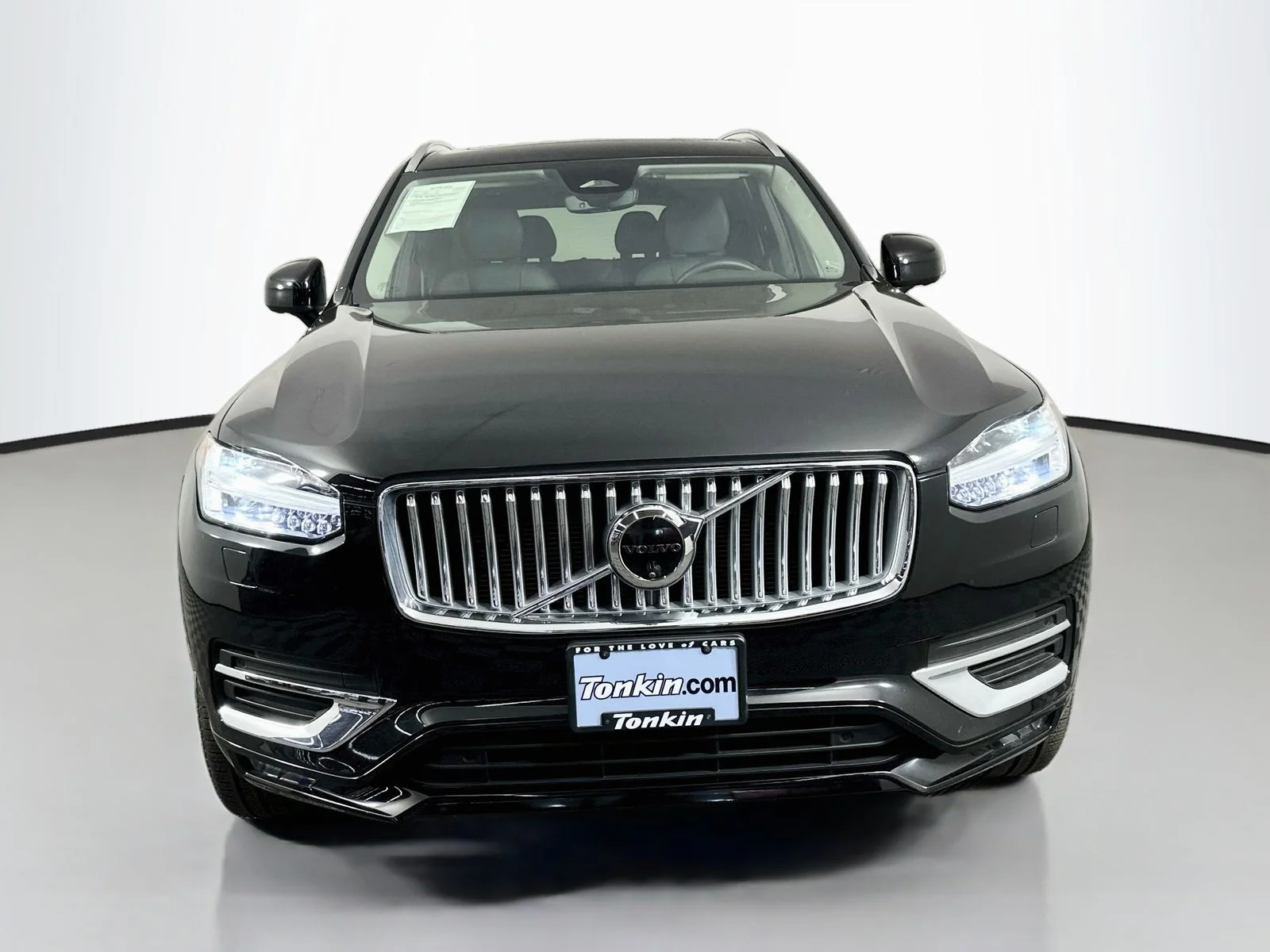 Used 2025 Onyx Black Metallic Volvo B6 Plus 7-Seater image 2