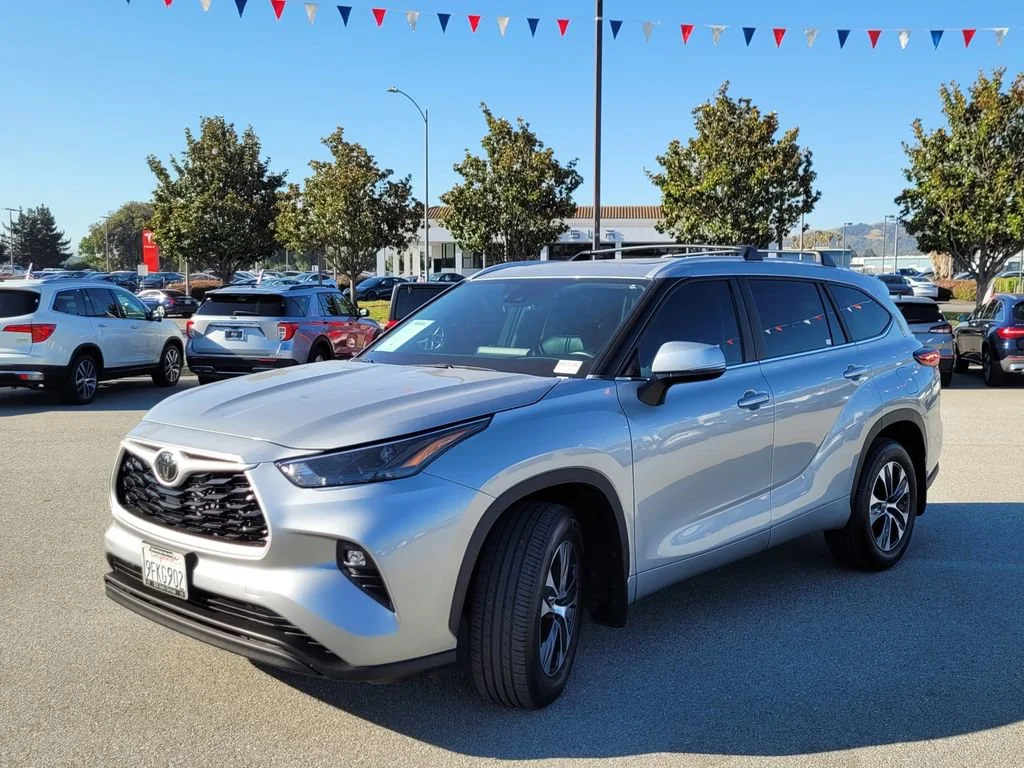 Used 2023  Toyota L image 9