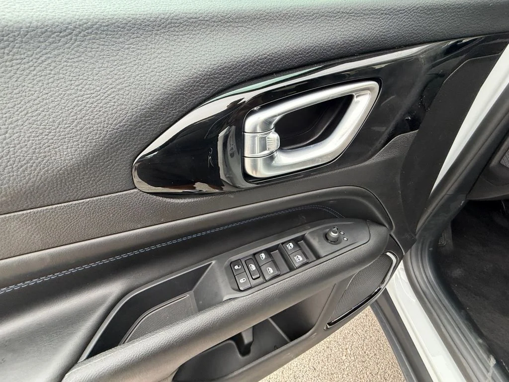 New 2026 White Jeep Latitude image 11
