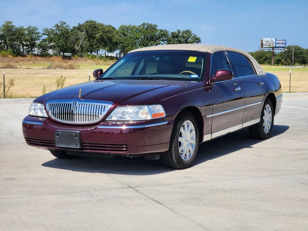 Used 2006 Lincoln Town Car Signature Limited with VIN 1LNHM82W66Y606609 for sale in Granbury, TX