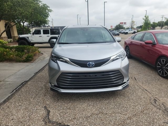 Used 2024 Silver Toyota Platinum image 4
