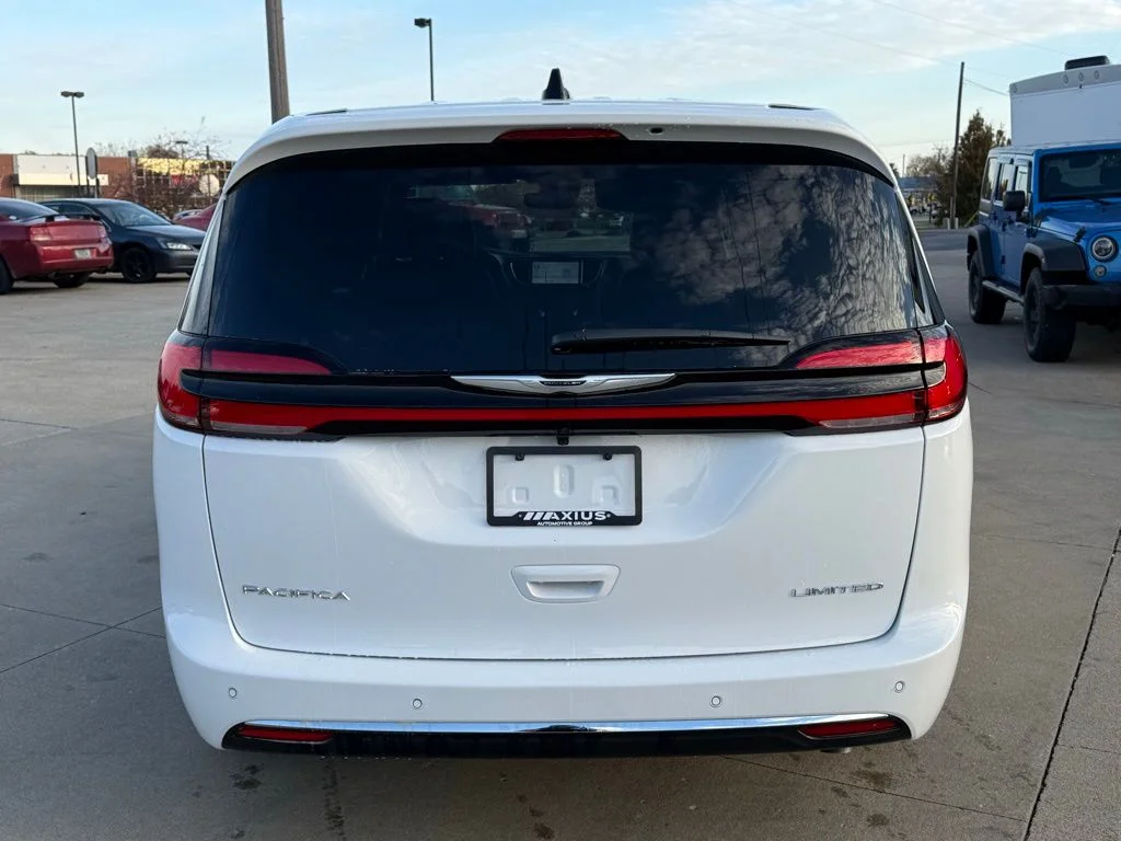 New 2026 Bright White Clear-Coat Exterior Paint Chrysler Limited image 6