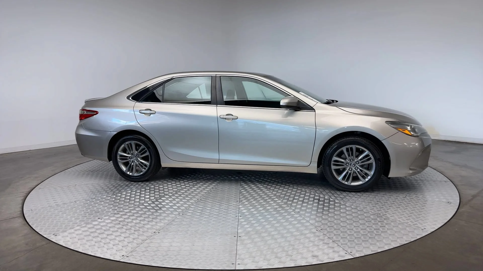 Used 2016 Creme Brulee Mica Toyota SE image 9
