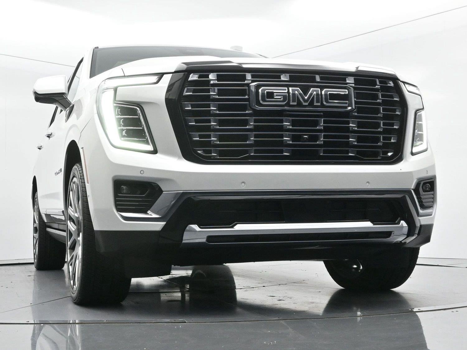 Used 2025 White Frost Tricoat GMC Denali Ultimate image 47