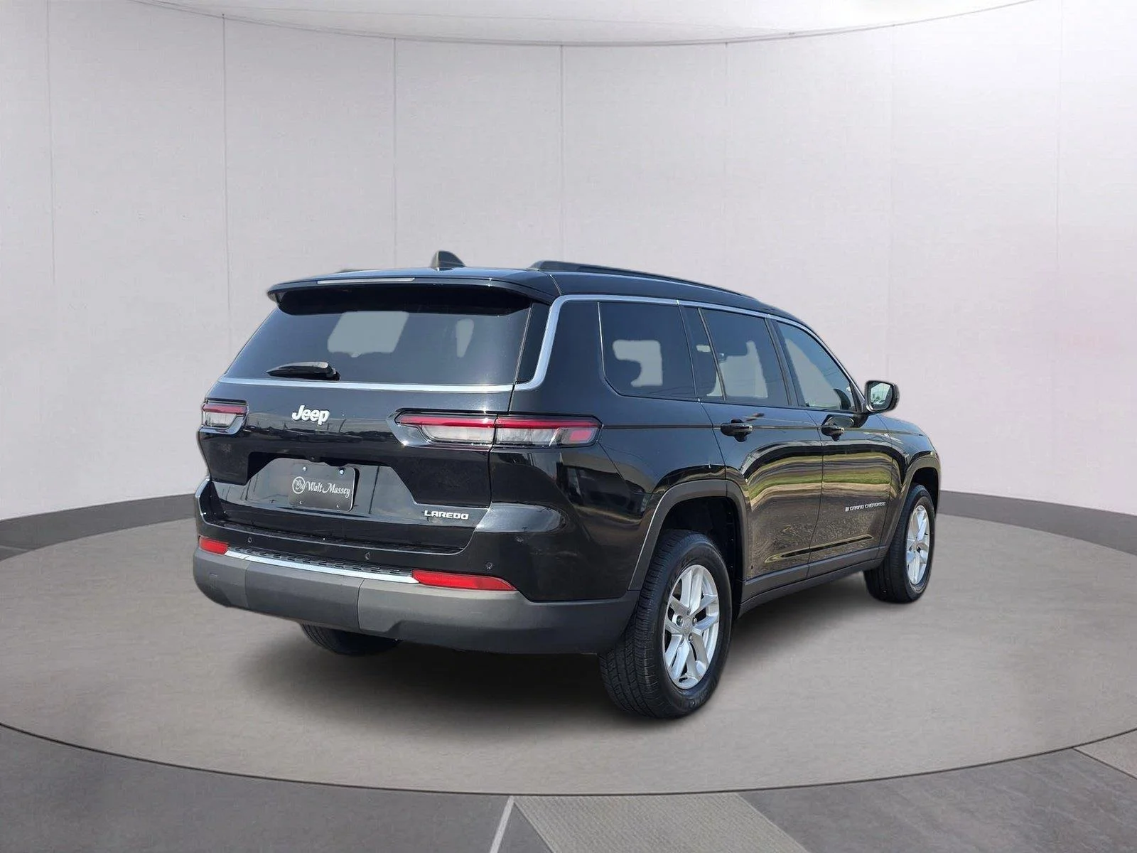 Used 2024 Diamond Black Crystal Pearlcoat Jeep Laredo image 5