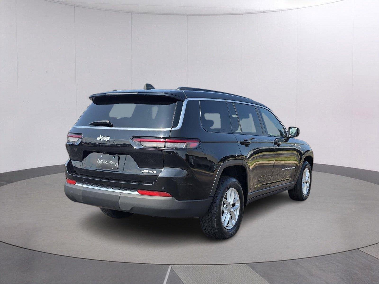Used 2024 Diamond Black Crystal Pearlcoat Jeep Laredo image 5