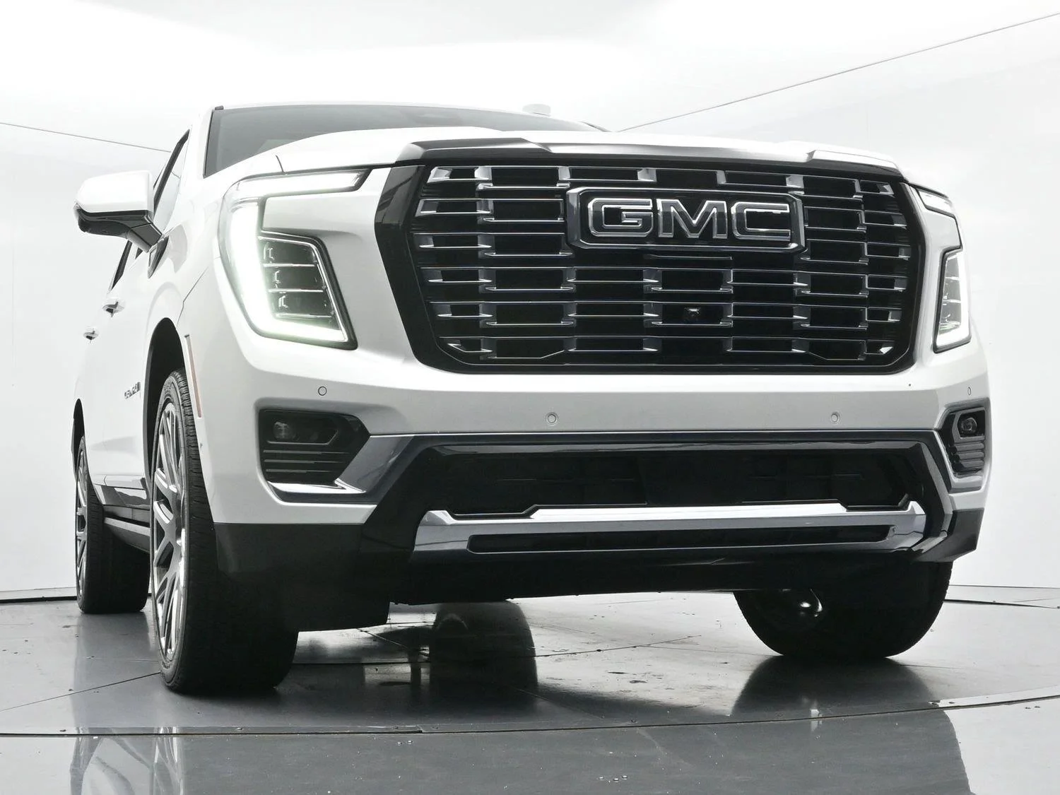 Used 2025 White Frost Tricoat GMC Denali Ultimate image 47