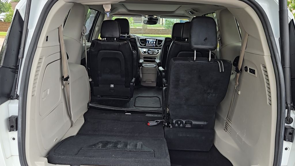 Used 2018 White Chrysler Limited image 24