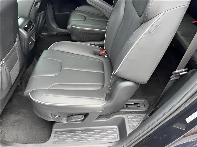 Used 2024 White Hyundai SEL image 12