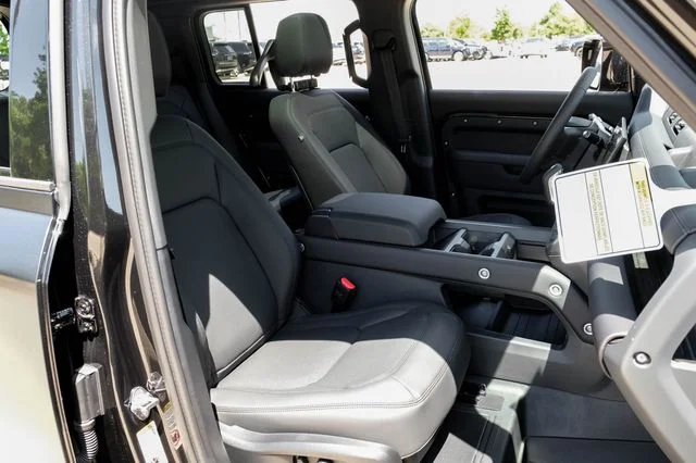 New 2026 Santorini Black Land Rover X-Dynamic SE image 40