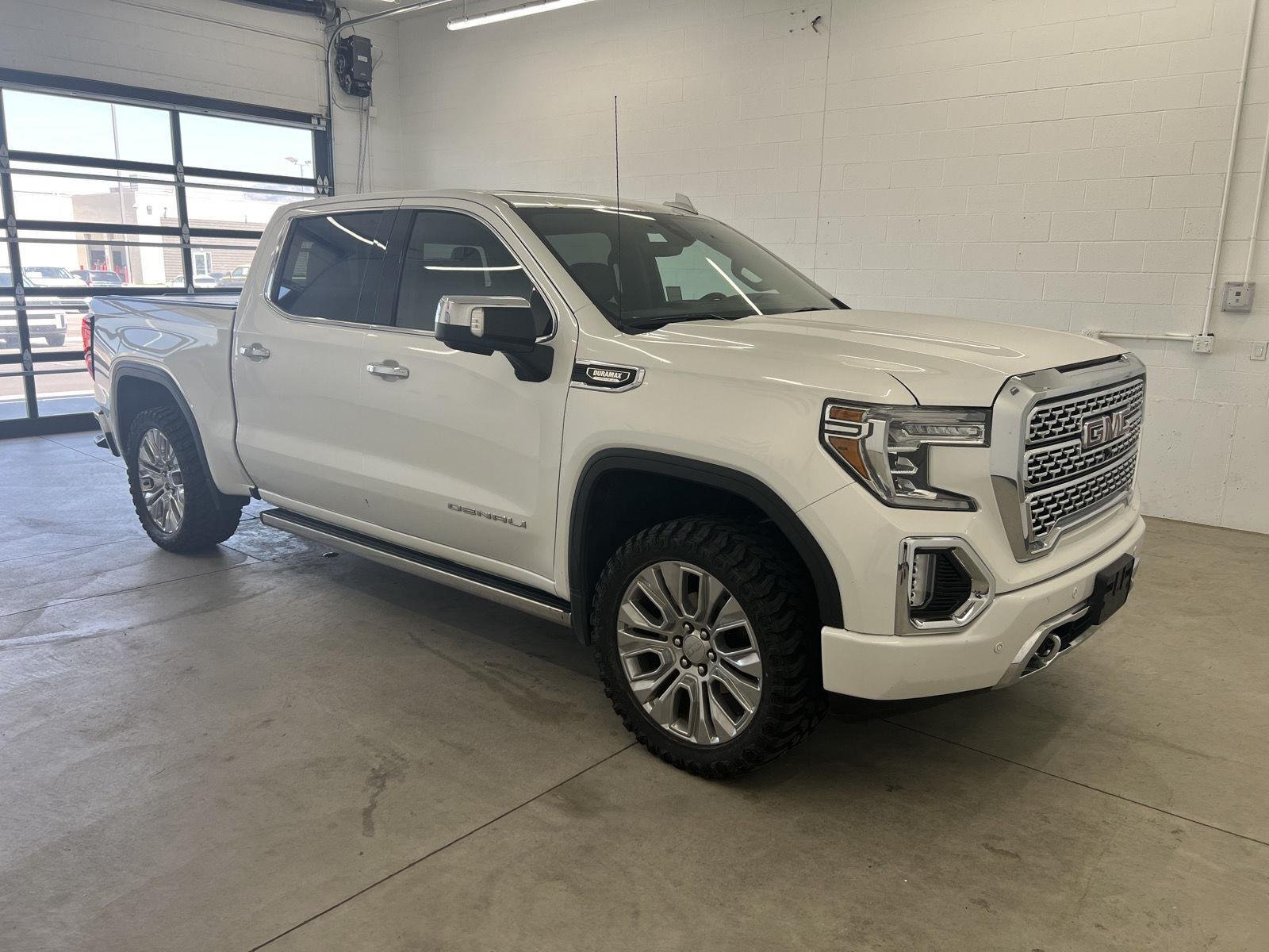 Used 2021 White Frost Tricoat GMC Denali image 5