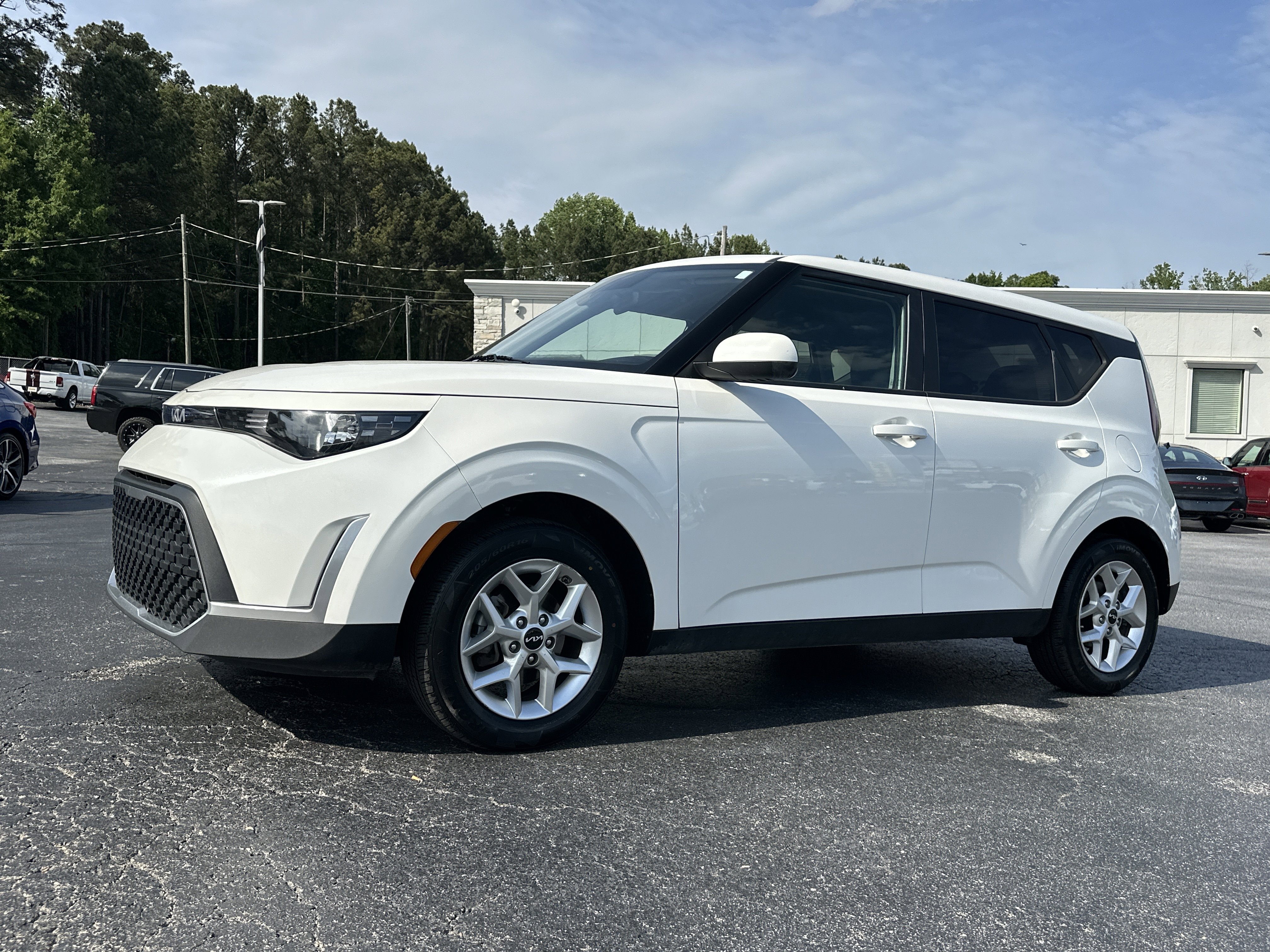 Used 2024 Snow White Pearl Kia LX image 4