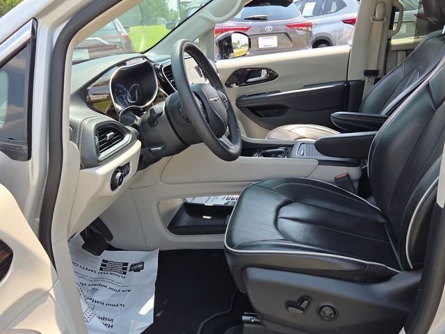 Used 2024 Silver Chrysler Limited image 5