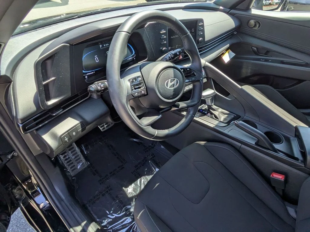 Used 2025 Black Hyundai SEL Sport image 13
