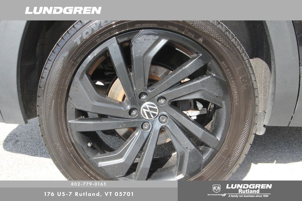 Used 2022 Black Volkswagen 3.6L V6 SE w/Technology image 15