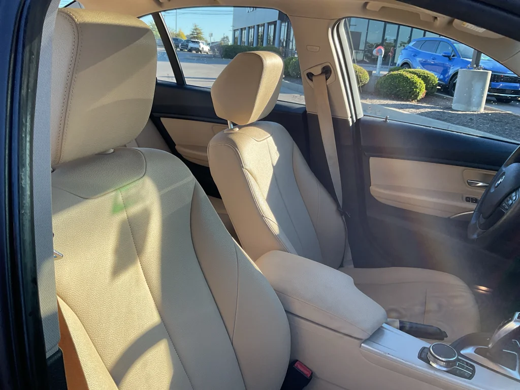 Used 2018 Mediterranean Blue Metallic BMW 320i xDrive image 11