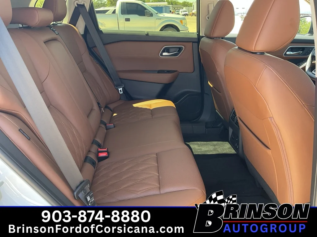 Used 2026 White / Black Nissan Platinum image 21
