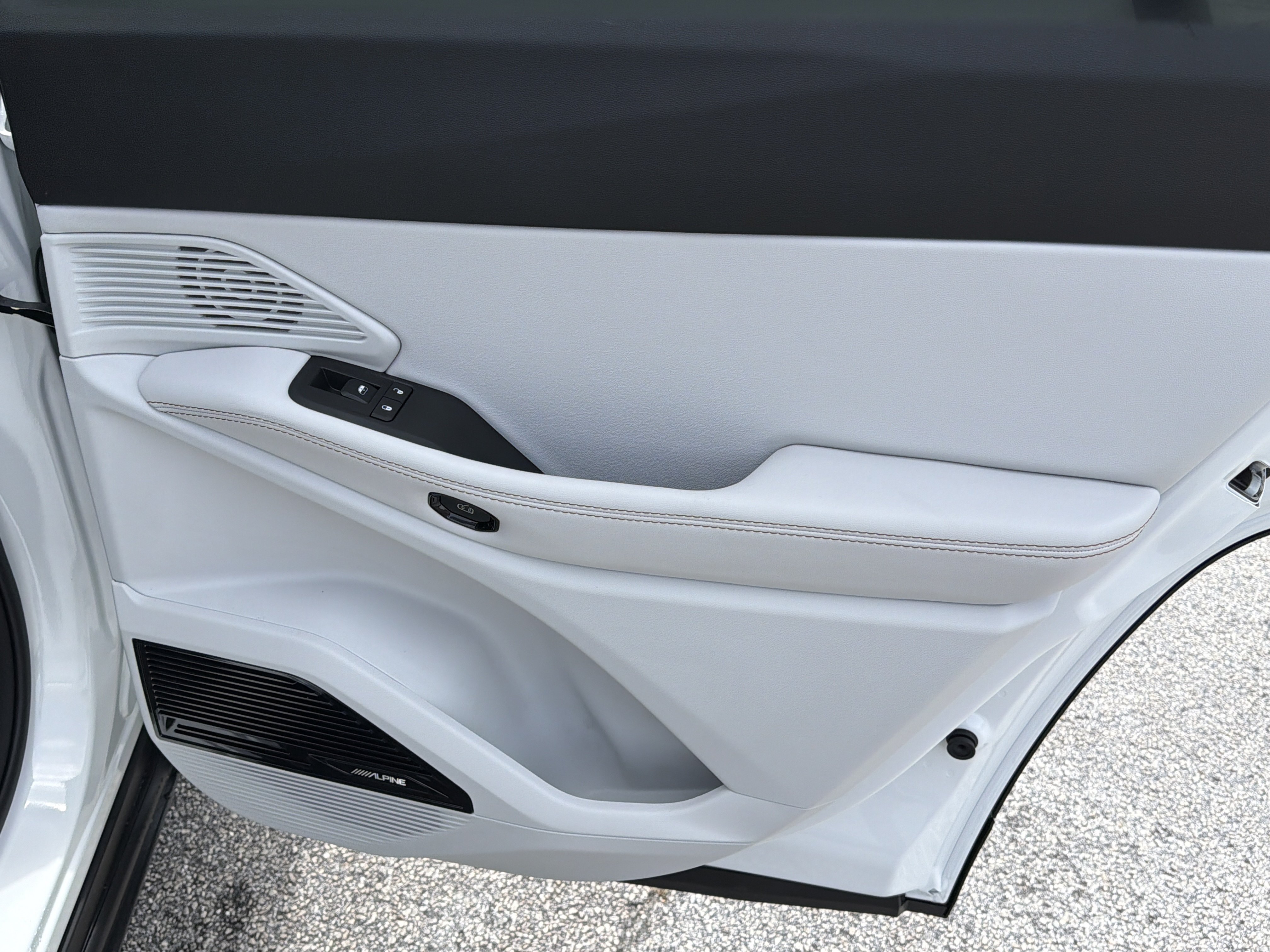New 2026 Bright White Clear-Coat Exterior Paint Jeep Limited image 17