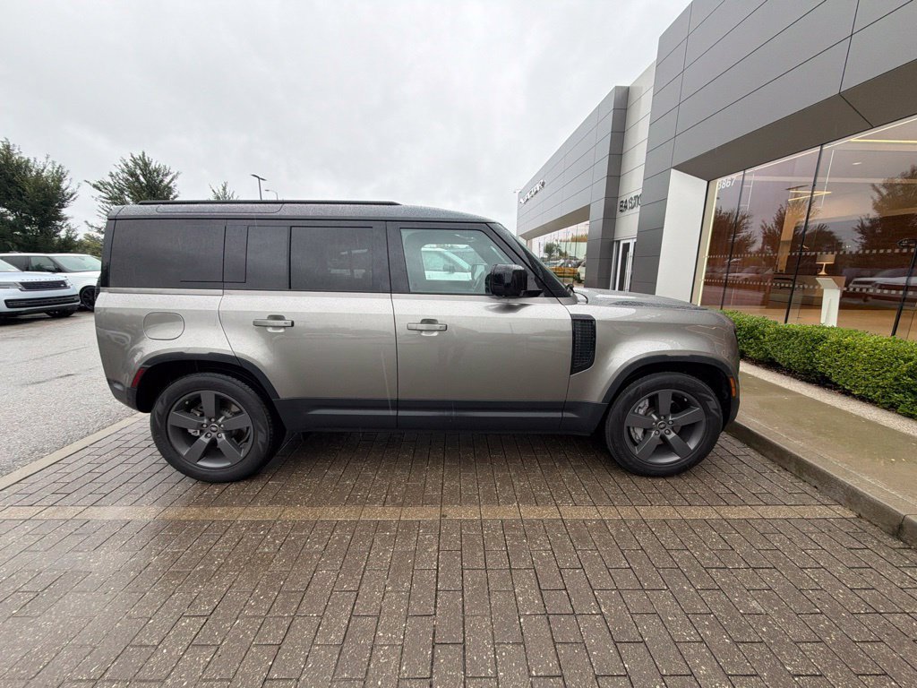 Certified Used 2025 Silicon Silver Premium Metallic Land Rover S image 4
