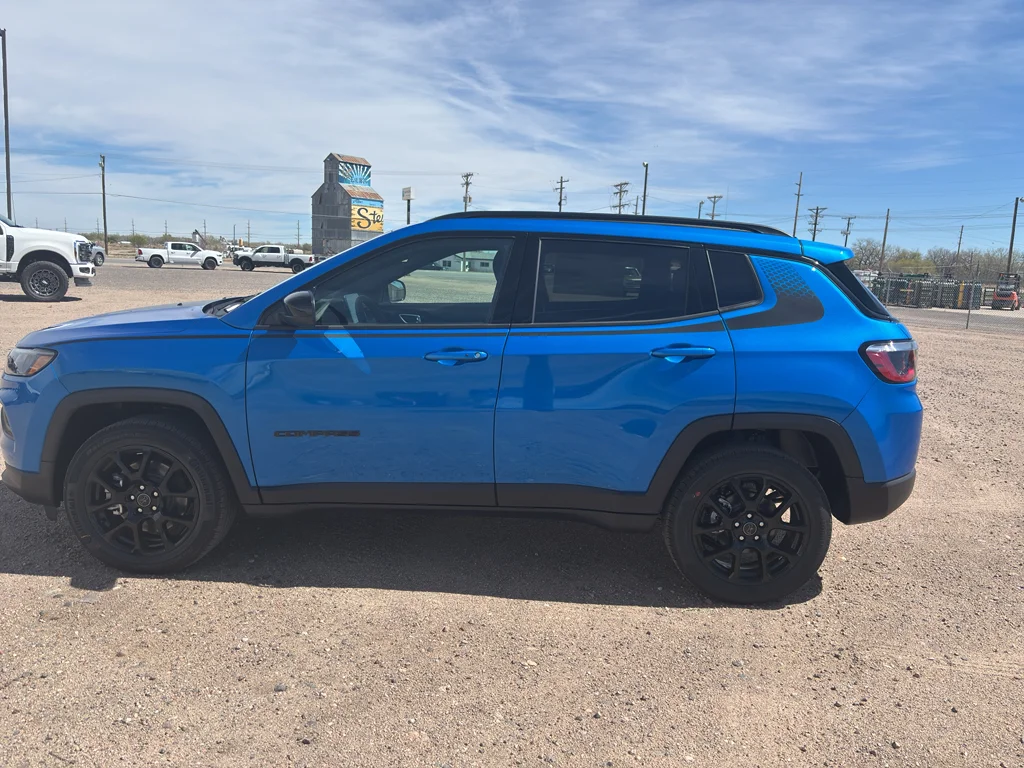 New 2026 Hydro Blue Pearl-Coat Exterior Paint Jeep Latitude Altitude image 17