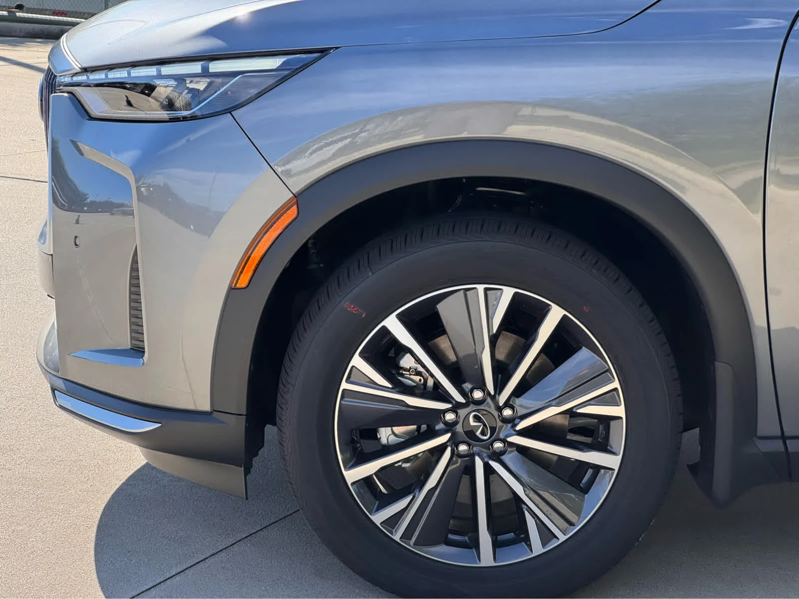New 2027 GRAPHITE SHADOW INFINITI Luxe FWD image 6