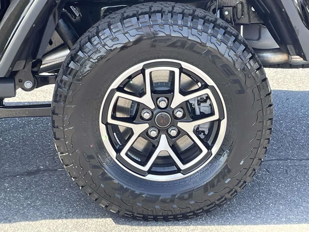 New 2026 Black Clear-Coat Exterior Paint Jeep Rubicon image 11