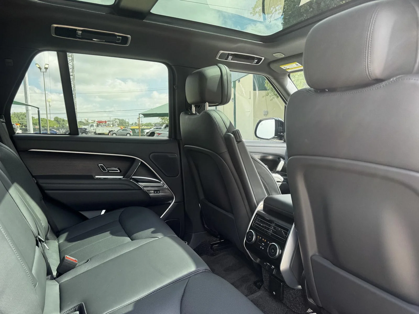 Used 2025 WHITE Land Rover SE image 14