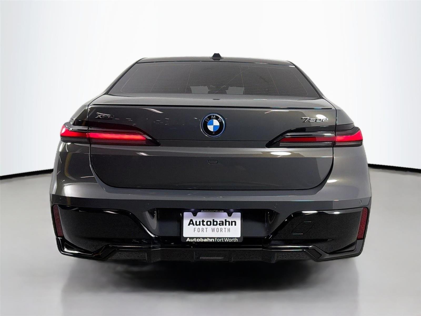 New 2026 Dravit Grey Metallic BMW 750e xDrive image 12