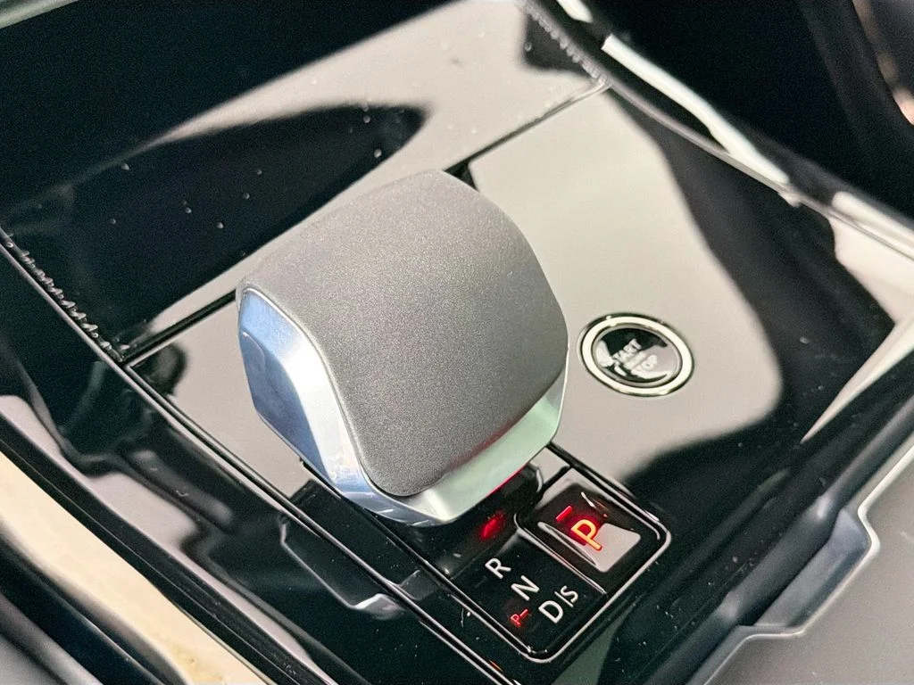 New 2026 Fuji White Land Rover Dynamic SE image 17