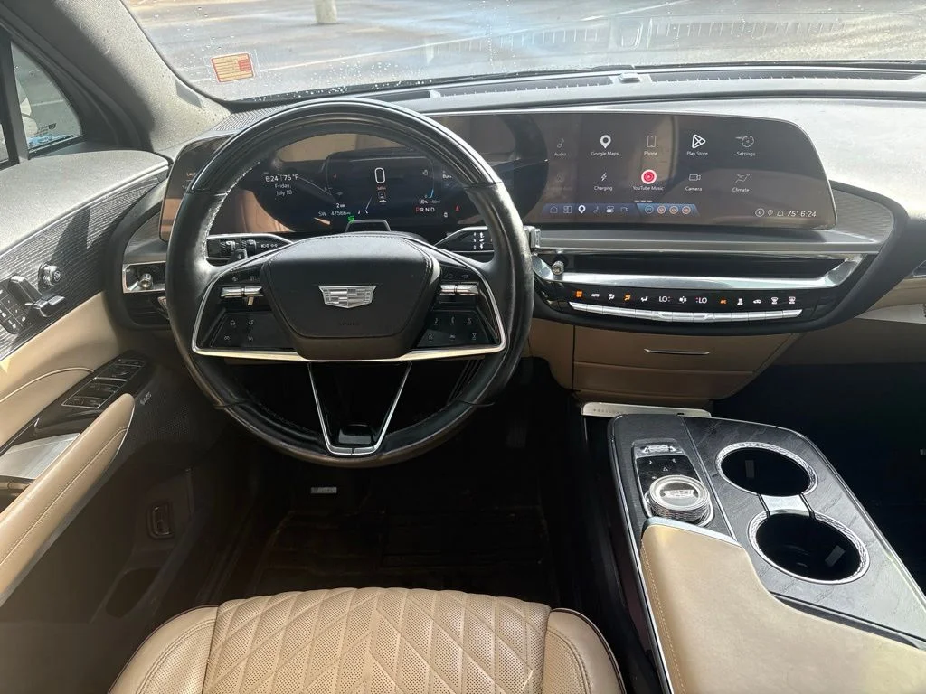 Used 2024 Emerald Cadillac Luxury image 12