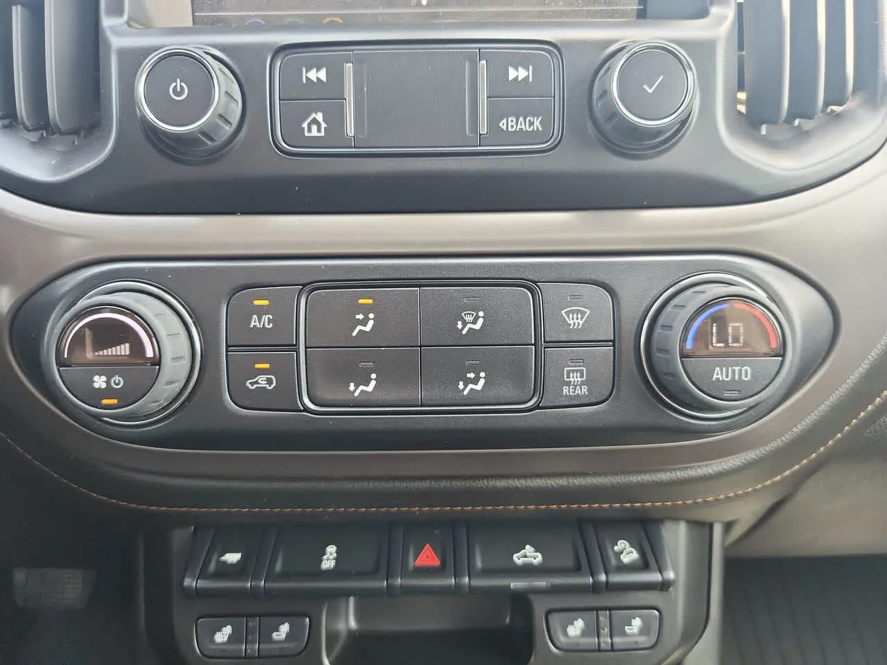 Used 2022 Satin Steel Metallic GMC AT4 - Cloth image 20