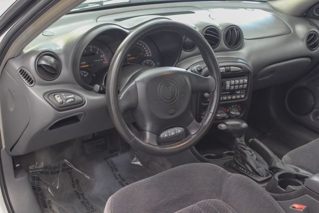 Used 2001 White Pontiac GT image 22